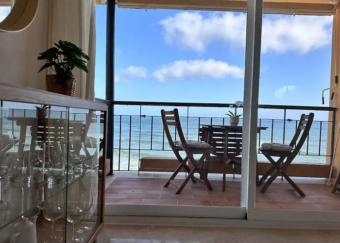 Modern Beachfront 2 Bdrm , Incredible Views Apartamento