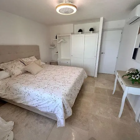 Modern Beachfront 2 Bdrm , Incredible Views *