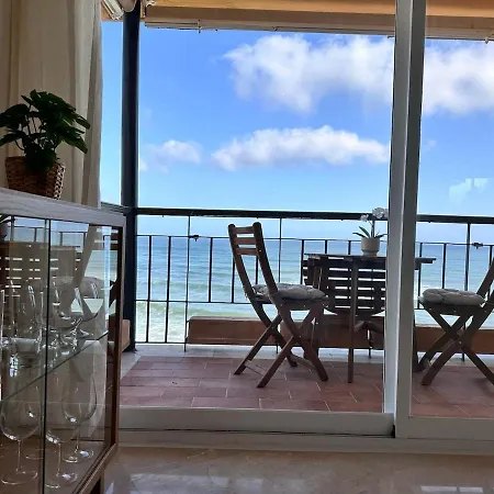 Modern Beachfront 2 Bdrm , Incredible Views Apartment