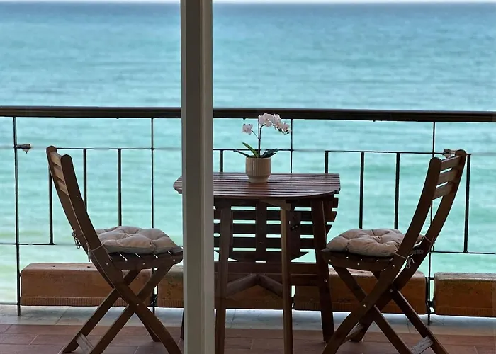 Modern Beachfront 2 Bdrm , Incredible Views *