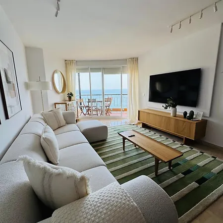 Modern Beachfront 2 Bdrm , Incredible Views *