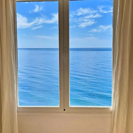 Modern Beachfront 2 Bdrm , Incredible Views アパート エステポナ