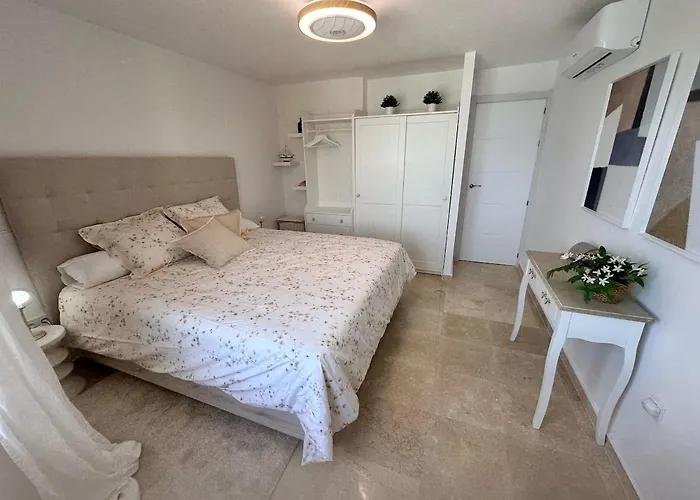 Modern Beachfront 2 Bdrm , Incredible Views *