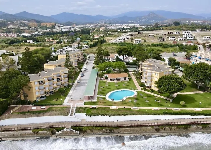 Modern Beachfront 2 Bdrm , Incredible Views Apartment *