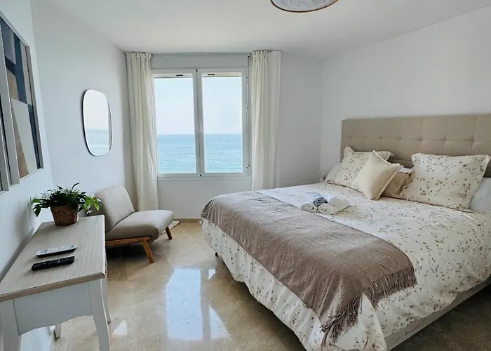 Apartment Modern Beachfront 2 Bdrm , Incredible Views *