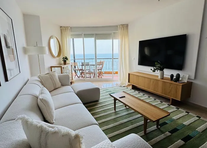 Modern Beachfront 2 Bdrm , Incredible Views *